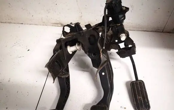 Volkswagen Golf III Brake pedal 