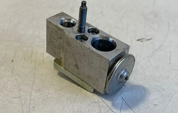 Audi A5 Air conditioning (A/C) expansion valve 8W0816679