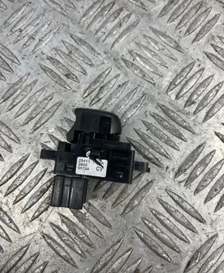 Nissan Juke I F15 Electric window control switch 
