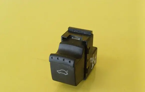 Volkswagen PASSAT B5 Tailgate opening switch 1J0959831A