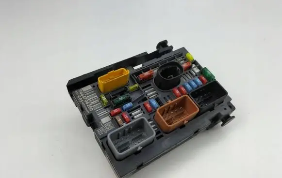 Peugeot 308 Fuse module 9664706280