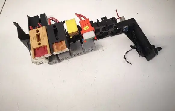 Volkswagen PASSAT B5.5 Fuse box set 8D1937545