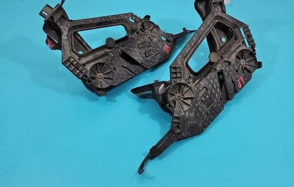 Headlight/headlamp mounting bracket