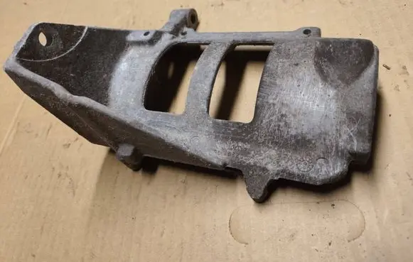 Chrysler 300M Engine mounting bracket
