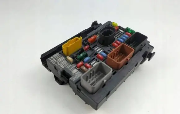 Citroen C4 I Fuse module 9666700480