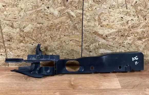 Ford Focus Fender mounting bracket 4M51A02476A