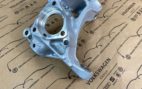 Volkswagen PASSAT B8 Front wheel hub spindle knuckle 5Q0407257C