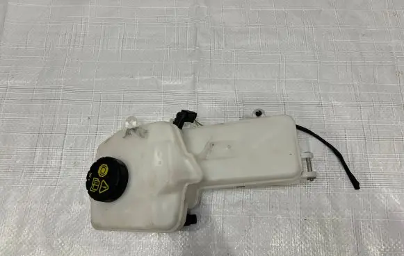 Land Rover Discovery 5 Brake fluid reservoir 