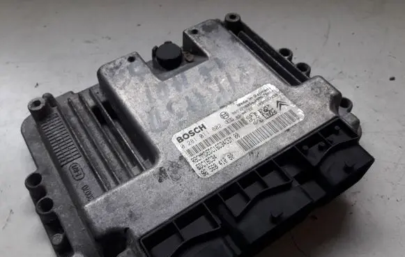 Citroen C4 I Engine control unit/module 0281011802