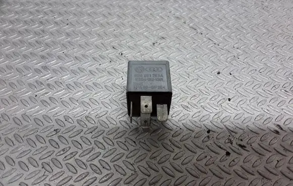 Volkswagen PASSAT B5 Other relay 8D0951253A