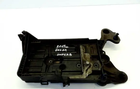Skoda Superb B8 (3V) Battery box tray 5Q0915321J 5Q0915331K