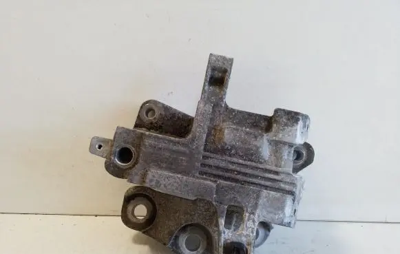 Volvo XC40 Engine mount bracket 32267915