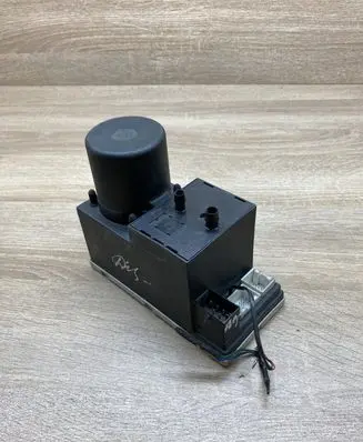 Audi A8 S8 D2 4D Central locking vacuum pump 8L0862257Q