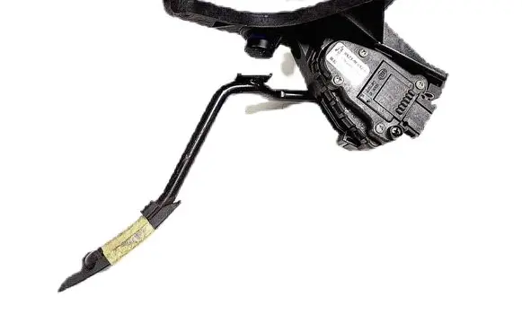 Accelerator throttle pedal