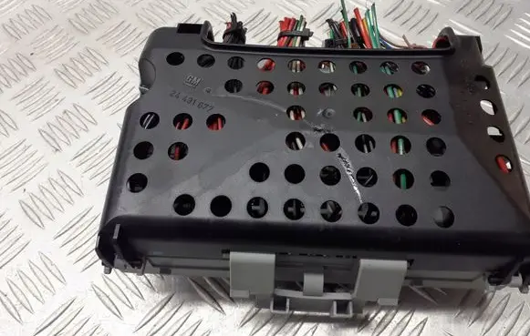 Opel Zafira A Fuse box set 24412497