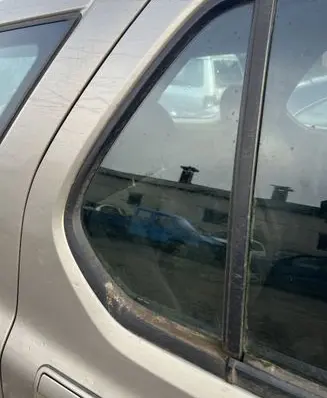 Opel Frontera B Rear vent window glass 