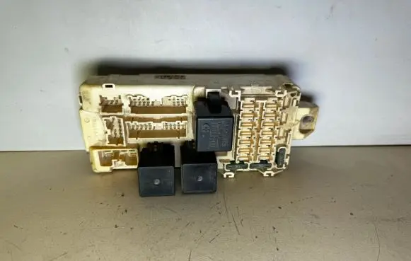 Mitsubishi Galant Fuse module 47637G12 1716 MR301971