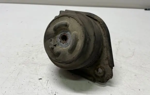 Mercedes-Benz R W251 Engine mount bracket A2512402717