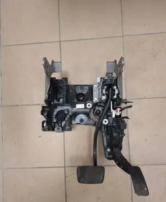 Opel Insignia A Pedal assembly 23335266