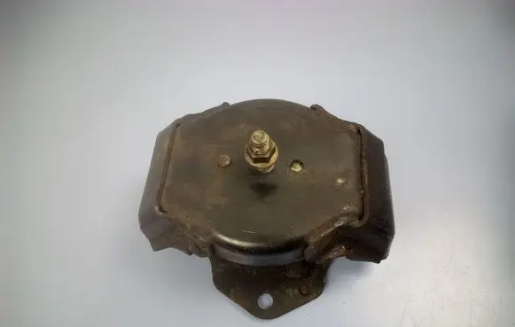 Mitsubishi Pajero Engine mount bracket MR554231 AV68827