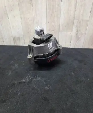 BMW 5 G30 G31 Engine mount bracket 6860492