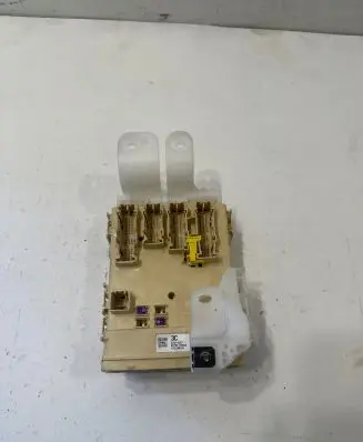 Toyota Auris E180 Fuse module 63583367 3CC34MJ3