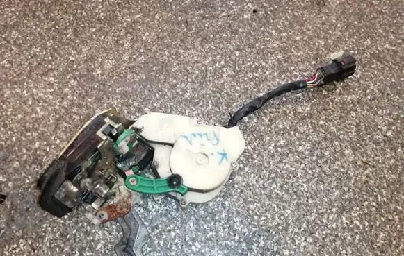 KIA Sorento Front door lock