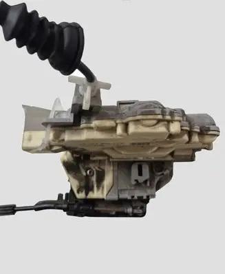 Volkswagen PASSAT B6 Rear door lock 3C4839015A