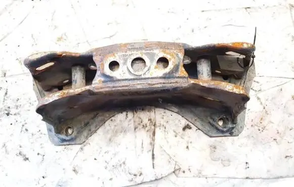 Toyota RAV 4 (XA20) Engine mounting bracket