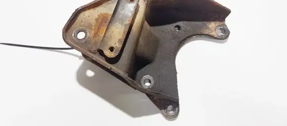 Volvo S40, V40 Engine mounting bracket