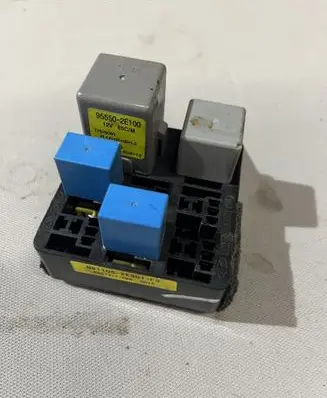 Hyundai Tucson JM Relay mounting block 955502E100 911052E301