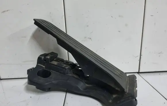 Volkswagen PASSAT B6 Accelerator throttle pedal 1K1721503L 6PV00860000