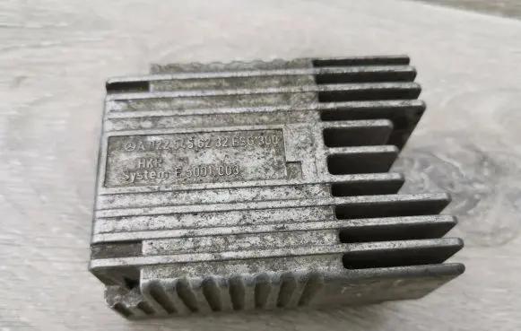 Mercedes-Benz E W210 Coolant fan relay A0225456232 E5001003