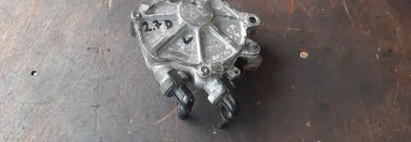 Land Rover Discovery 3 - LR3 Vacuum pump 4R8Q2A451AF