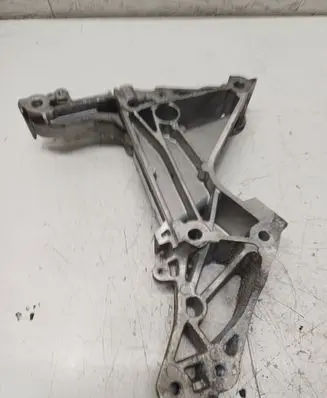 Volkswagen PASSAT B8 Engine mounting bracket 04E199275E