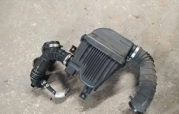 Suzuki Swift III Air filter box K10C