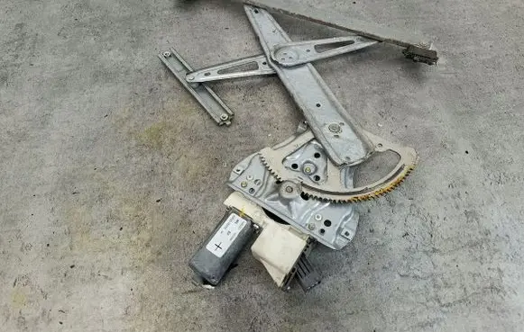 Toyota Avensis T250 Front door window regulator with motor 6982005050