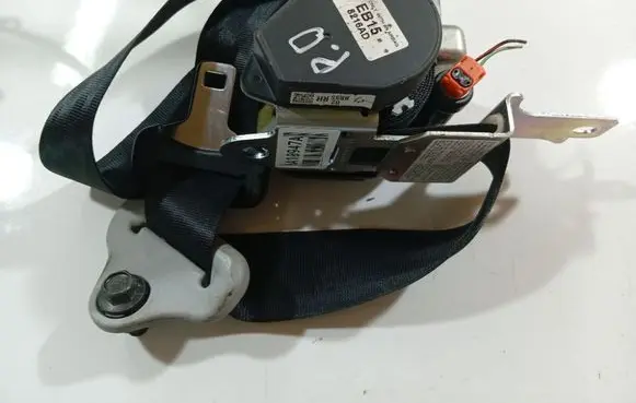 Mazda 3 I Front seatbelt 0435184