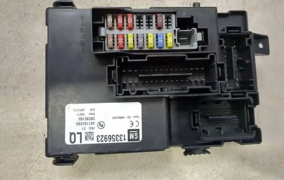 Opel Meriva B Fuse module 13356923 401154265 28282164