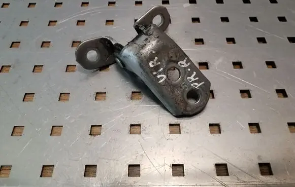 Toyota RAV 4 (XA20) Front door upper hinge