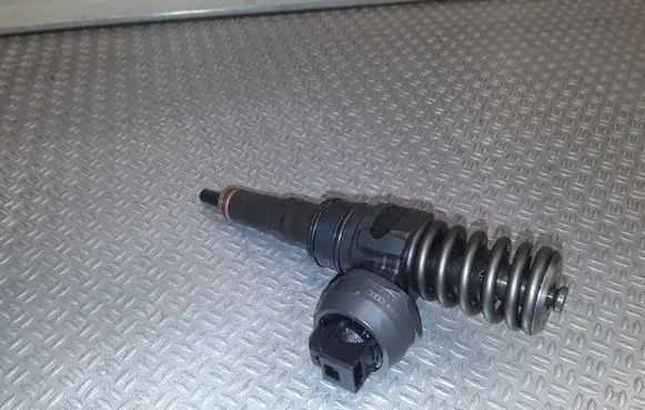 Skoda Octavia Mk1 (1U) Fuel injector 038130073AL 0414720039