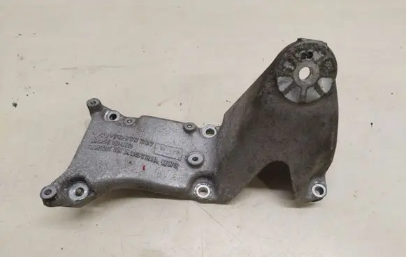 Volkswagen Touareg II Engine mounting bracket 7P0199307