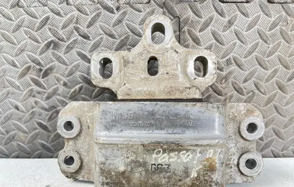Volkswagen PASSAT B6 Engine mount bracket 3C0199555AA