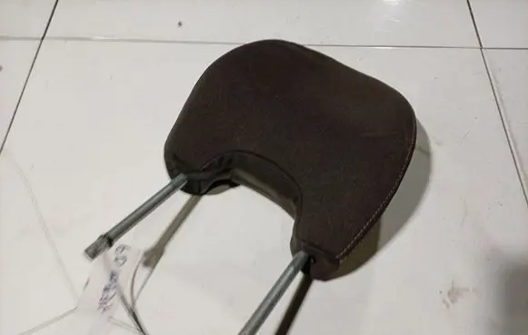 Volvo S40 Front seat headrest 