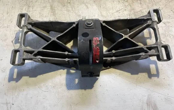 Gearbox mounting bracket