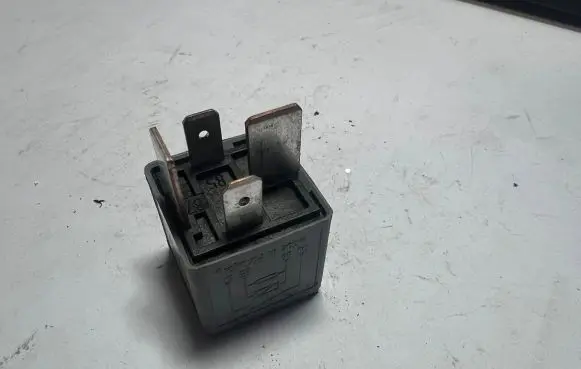 Volkswagen PASSAT B6 Other relay 8D0951253 V23134J52X300