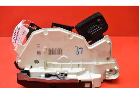 Skoda Rapid (NH) Front door lock 5E1837015A