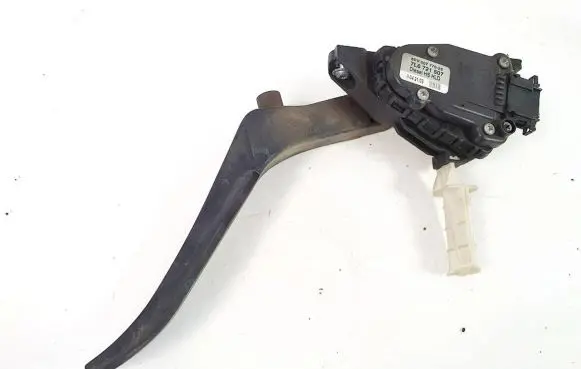 Accelerator throttle pedal