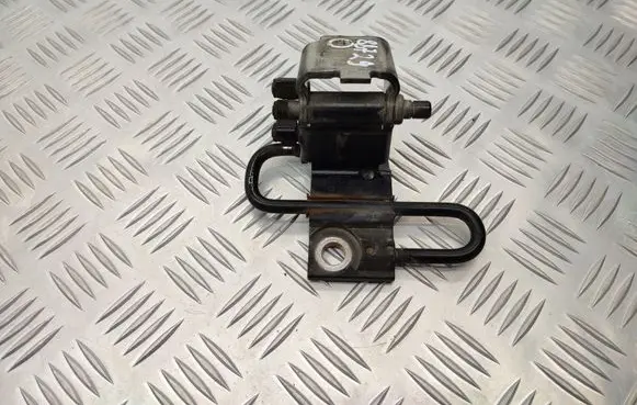 Audi A4 S4 B7 8E 8H Front door lower hinge 8E0831412B