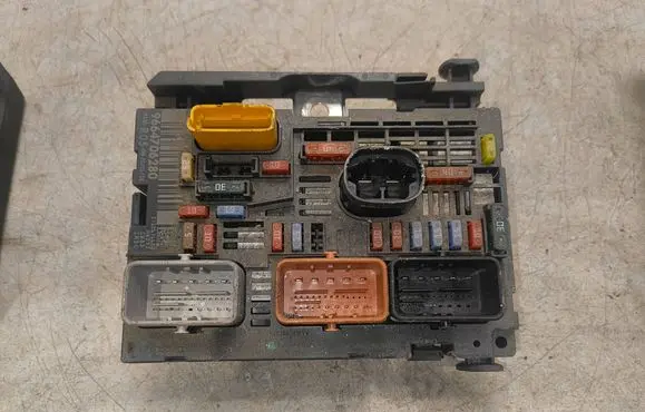 Peugeot Partner Fuse module 9664706280 S10676600
